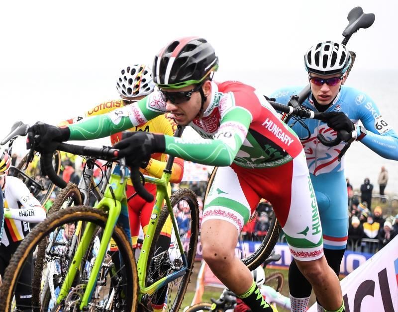 El ciclocrós, el gravel y la pista afinan la forma del ciclista en ruta