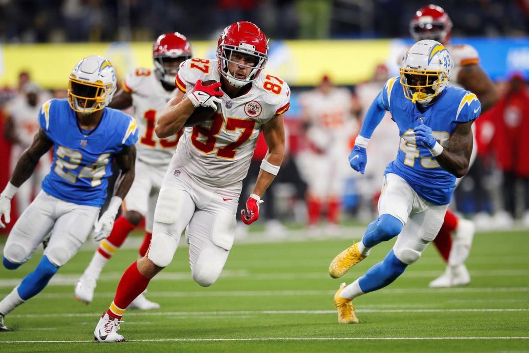 Kansas City Chiefs hila su séptimo triunfo al superar a LA Chargers en el tiempo extra
