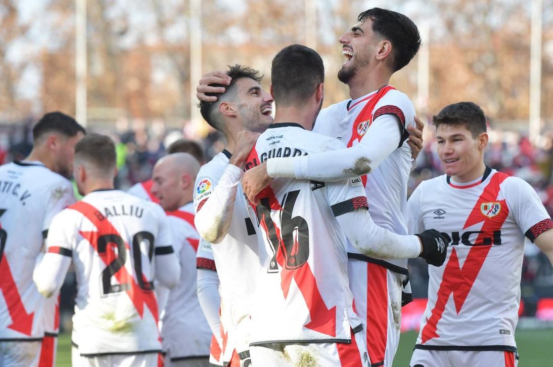 2-0. El Rayo vence al Alavés y sigue soñando con Europa