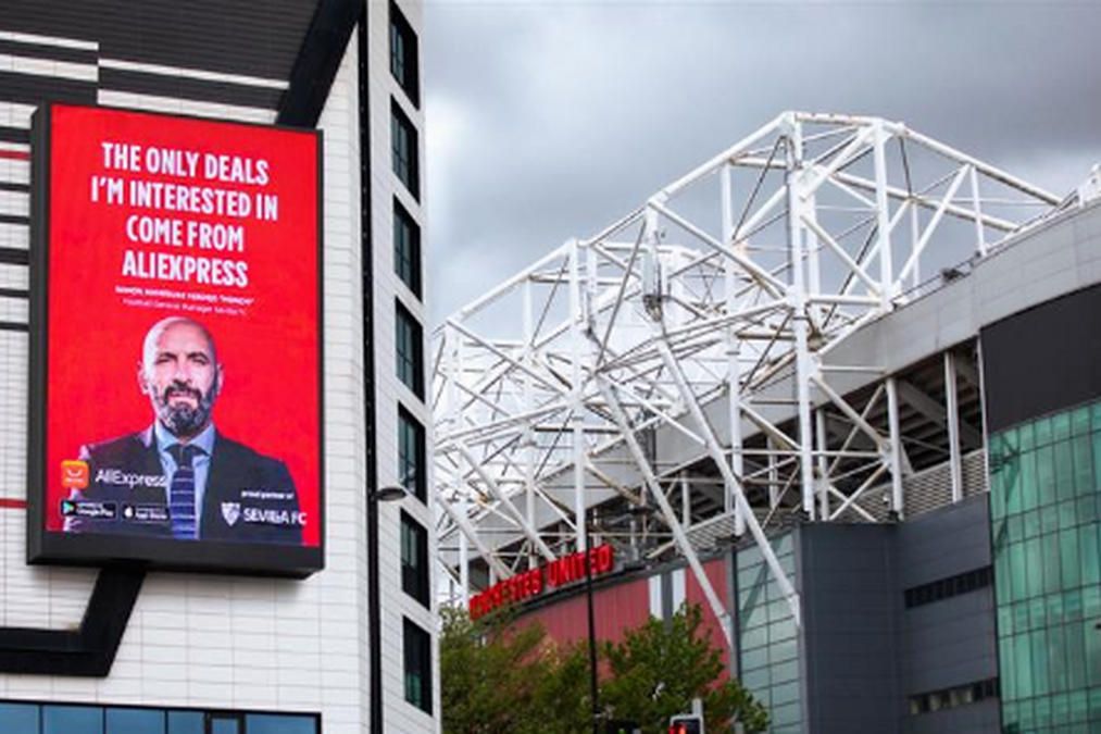 Monchi traduce al inglés y el francés la carta del Sevilla a los Reyes Magos