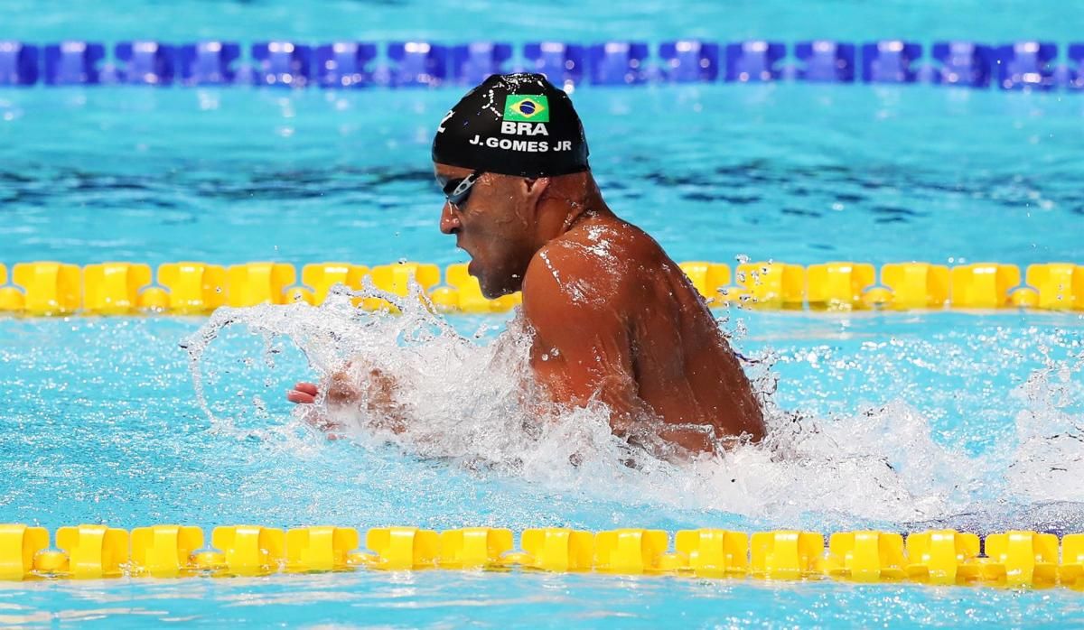 El brasileño Joao Gomes, bronce en los 50 braza que ganó Nic Fink (EEUU)