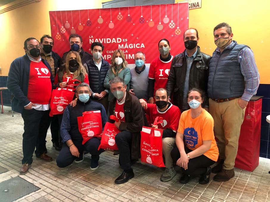 Hosteleros de Sevilla, la Asociación Tres Barrios y Coca-Cola reparten 1.000 comidas de Navidad en Los Pajaritos