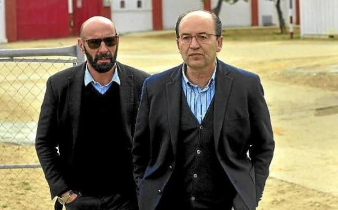 Castro juega al despiste con los posibles fichajes para un Sevilla "con la gasolina justa"