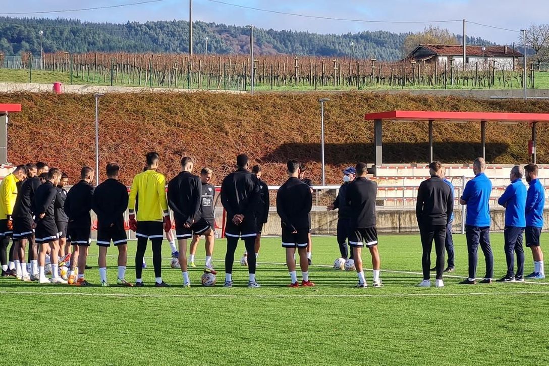 El covid se cuela en el vestuario del Málaga en forma de brote