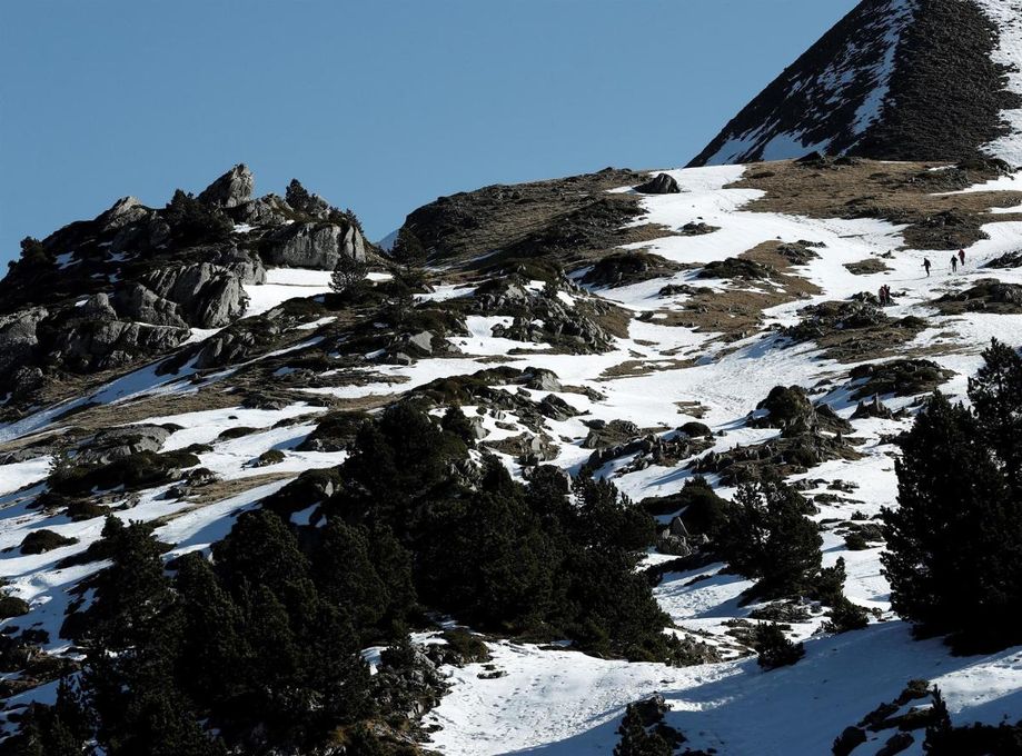 Equipo de rescate busca a un montañero de 19 años en la Mesa de los Tres Reyes, en Navarra