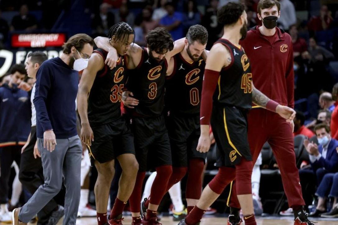 Ricky Rubio se lesiona la rodilla izquierda en una noche histórica para LeBron y Curry