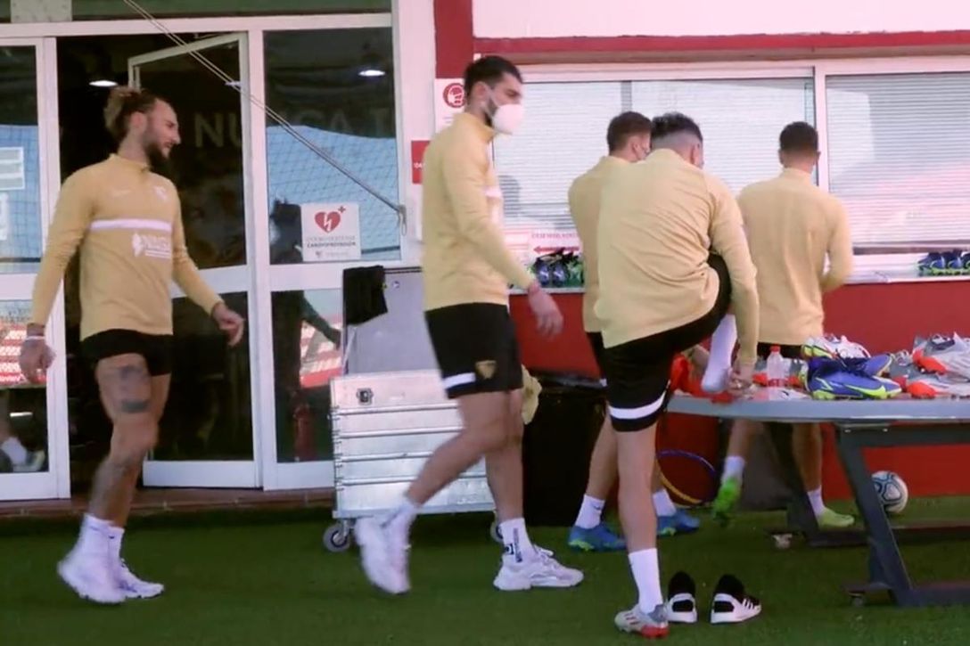 Aumenta el brote de covid en el vestuario del Sevilla antes de visitar al Cádiz