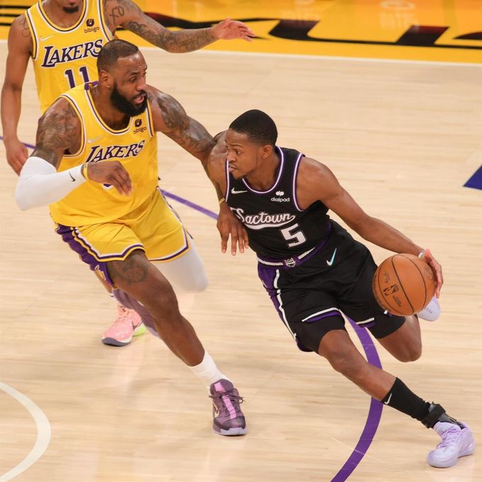 122-114: LeBron y Monk rescatan a los Lakers ante los Kings