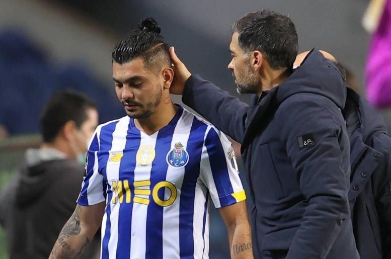 El técnico del Oporto explica el repentino cambio de rol del 'Tecatito' Corona