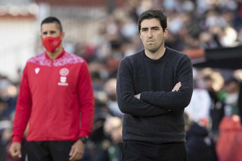 Iraola: "¿El césped? A nosotros nos favorece el buen césped también"