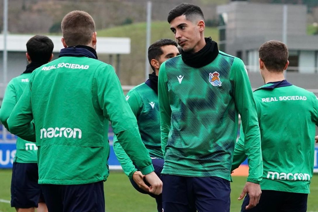 El deseo de Carlos Fernández, sus numerosas 'novias' y el plan de la Real