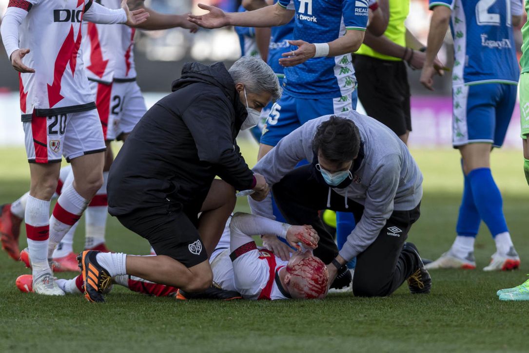 Lo que dice el acta de Muñiz Ruiz sobre la patada de Álex Moreno