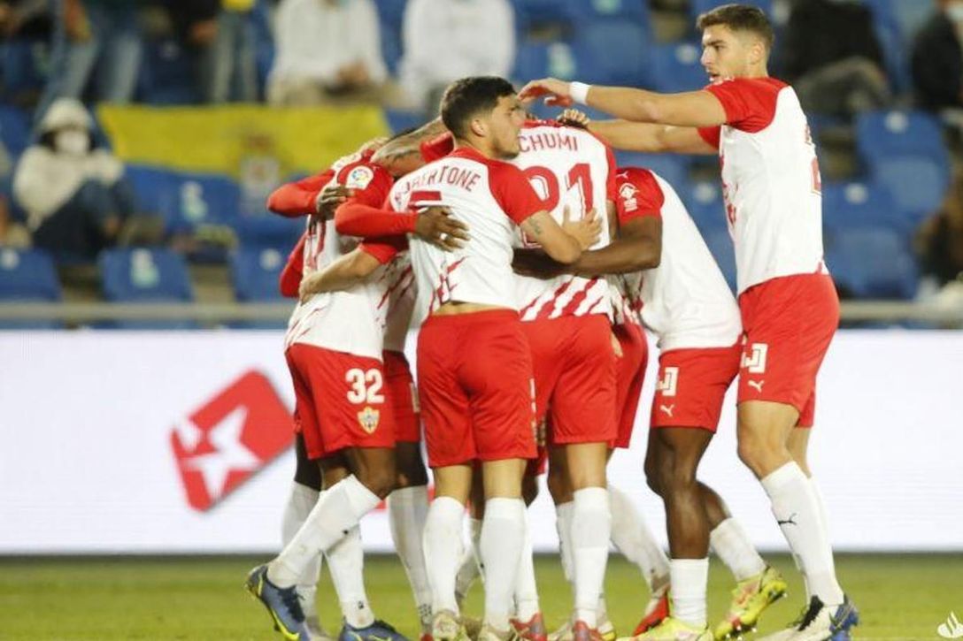 El Almería resiste el acoso de sus perseguidores