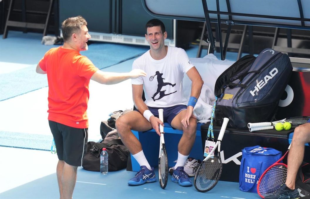 Djokovic entrena en Australia pendiente de su posible expulsión del país