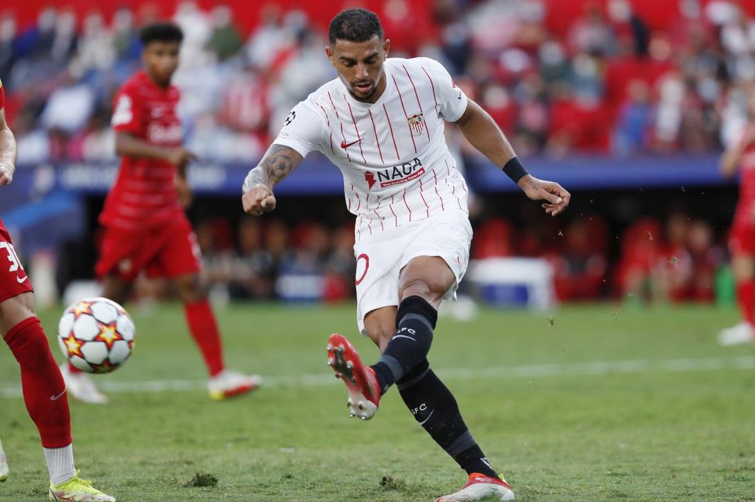 Al Newcastle se le caen sus preferidos, insiste por Diego Carlos... y uno de sus desvaríos 'ayudaría' al Betis