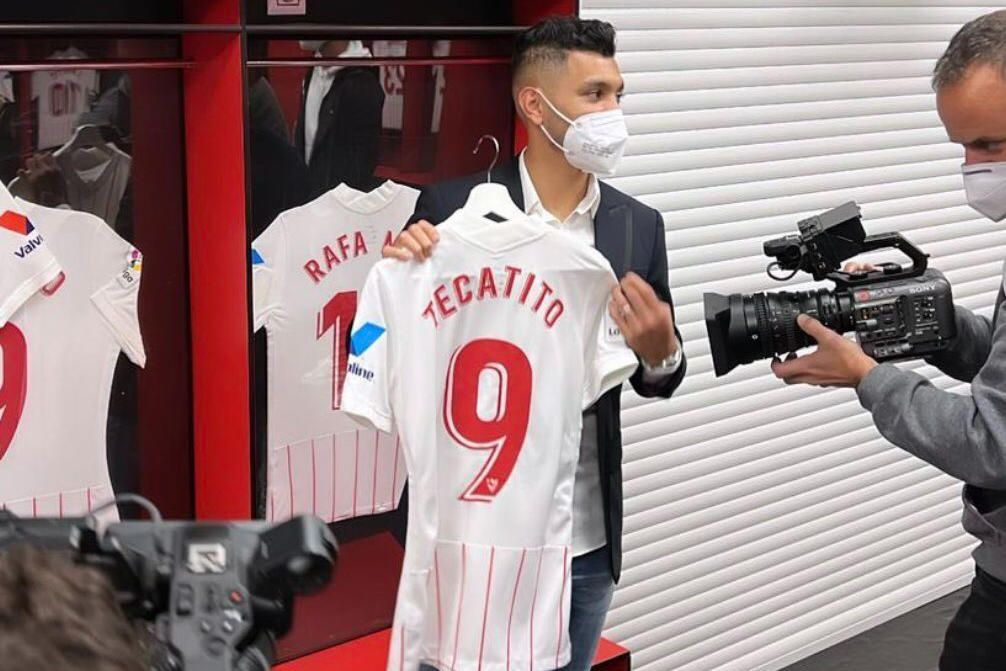 El 'Tecatito' Corona llevará el 9 en el Sevilla FC