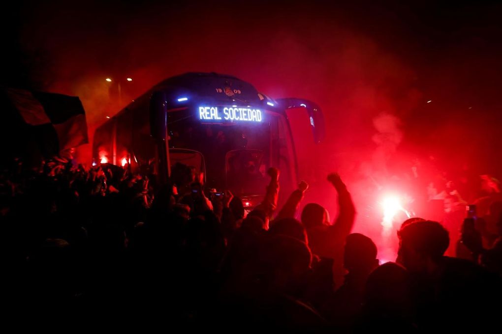 El autobús del Atlético, atacado a su llegada a Anoeta