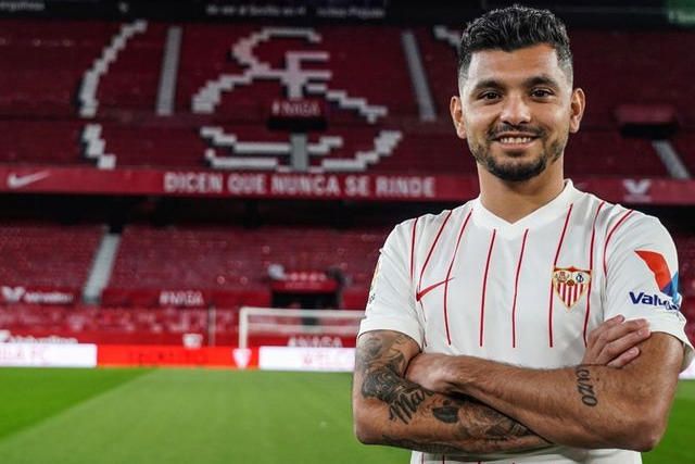 Acaba de llegar al Sevilla y el 'Tecatito' Corona ya golpea con fuerza la puerta de la titularidad