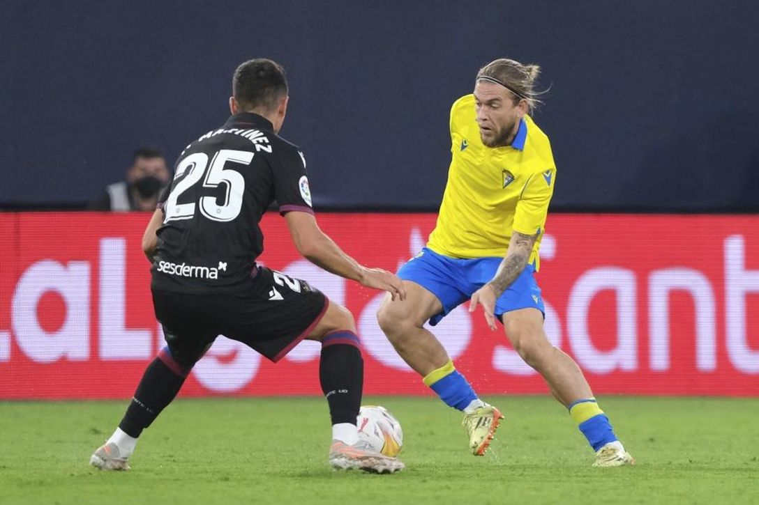 Catorce triunfos del Levante ante el Cádiz en Primera y Segunda