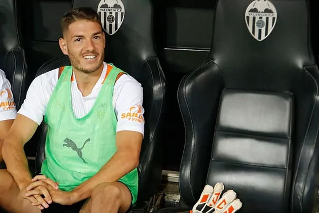 La 'pedrea' que el Cádiz espera con Manu Vallejo, con oferta de China y el Alavés suspirando