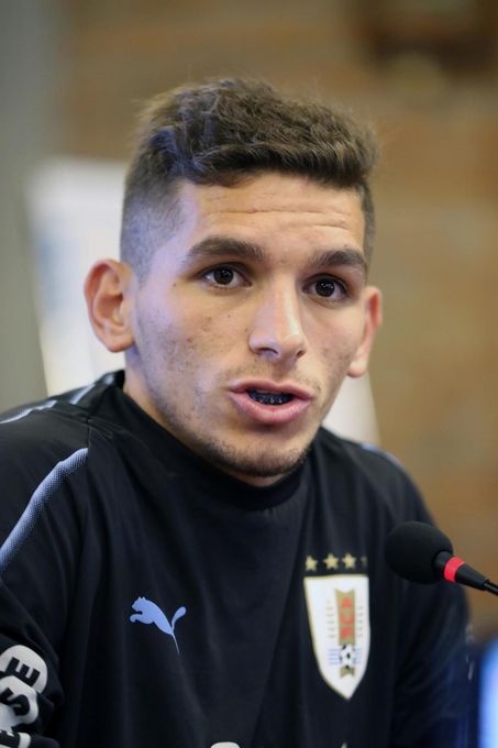 Lucas Torreira y Diego Rossi dan positivo por covid-19 y son bajas en Uruguay
