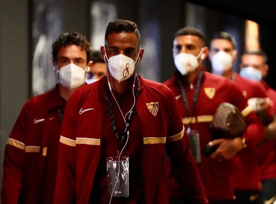 Fernando repasa el mercado del Sevilla: "ilusionado" con Martial y Corona, da "un consejo" a Diego Carlos y Koundé