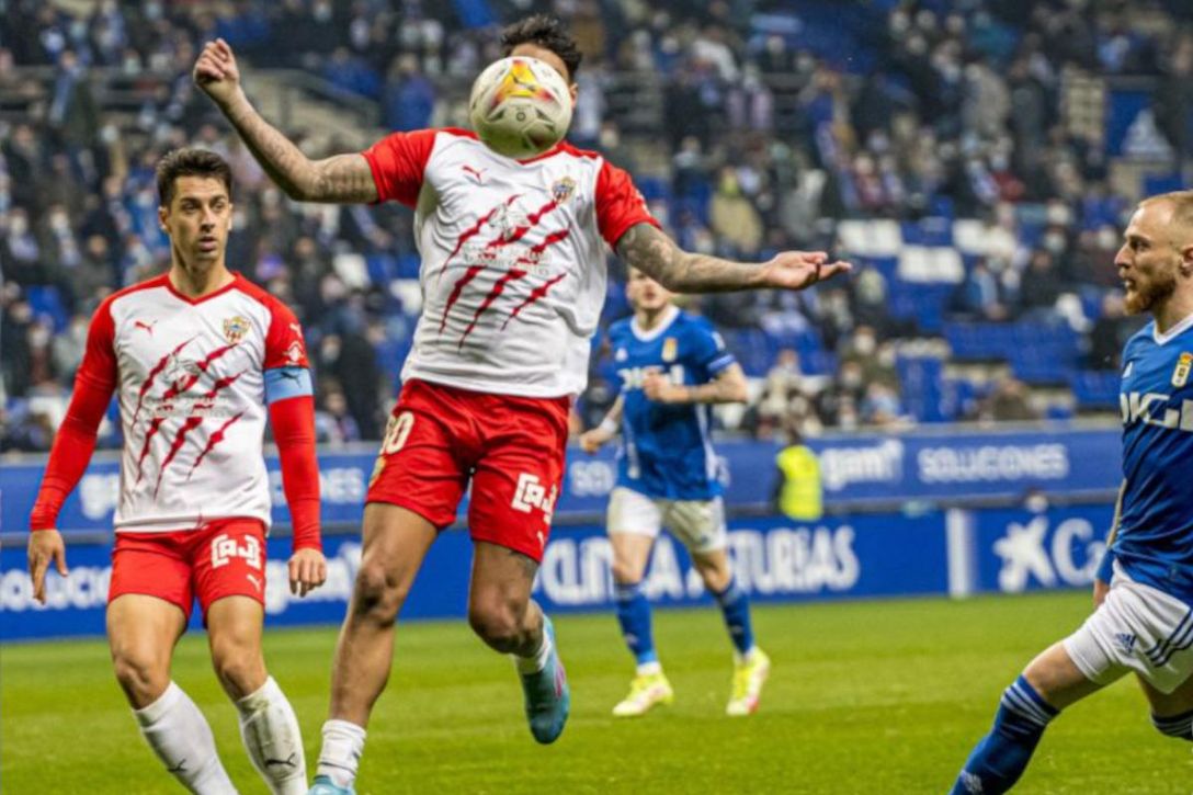 Oviedo 2-0 Almería: cuarta derrota consecutiva y fuera del ascenso directo