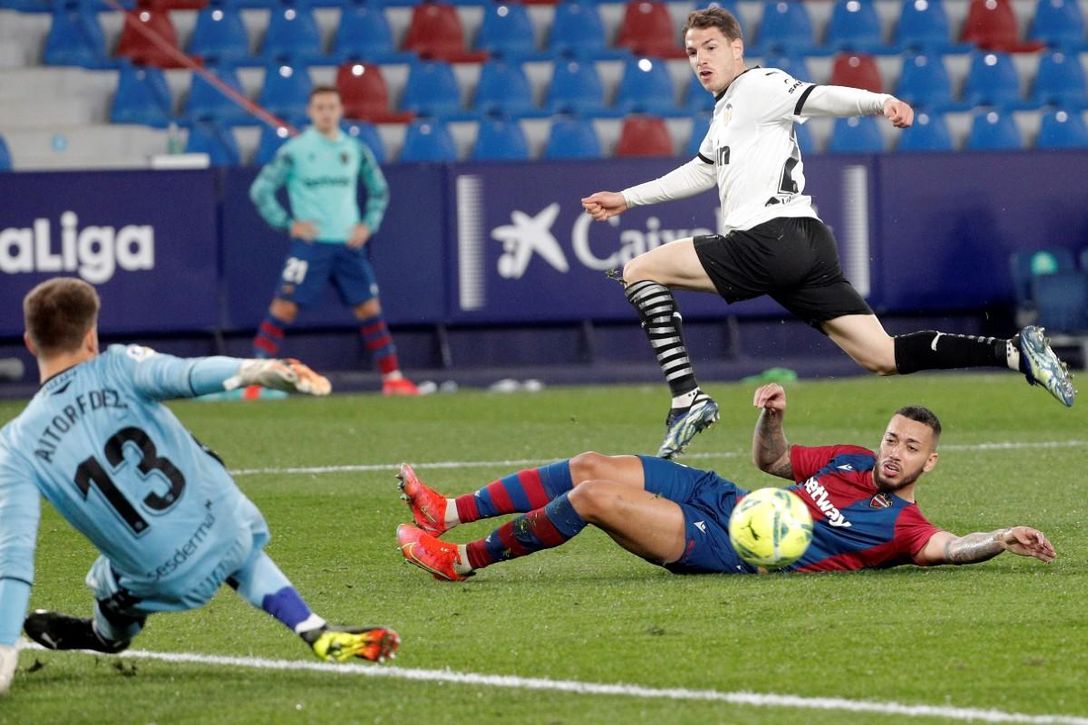 Última hora: El Valencia rompe el pacto con el Alavés y Vallejo se acerca al Levante