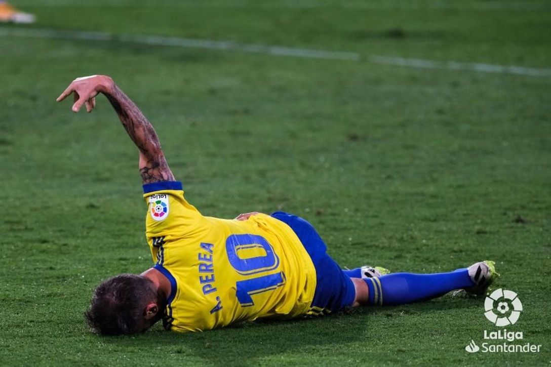 Alberola Rojas vuelve a protagonizar una polémica en un partido del Cádiz