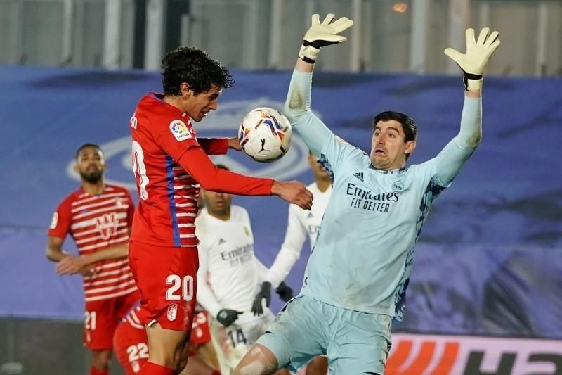 El exrojiblanco Vallejo se reencuentra con el Granada aún en busca de su oportunidad