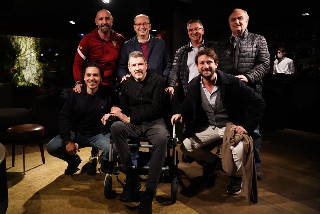 La emotiva visita de Unzué al hotel de concentración del Sevilla FC