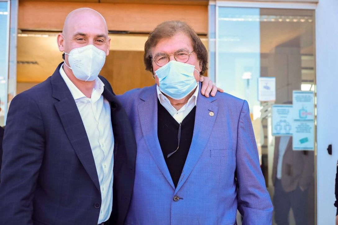 La foto de Rubiales en Mallorca tras el escándalo arbitral contra el Cádiz que incendia las redes: "Ahora se entiende el robo"