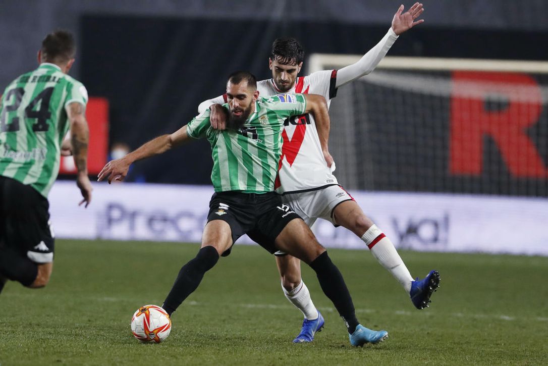 Borja Iglesias se regala un golazo en su centenario con el Betis