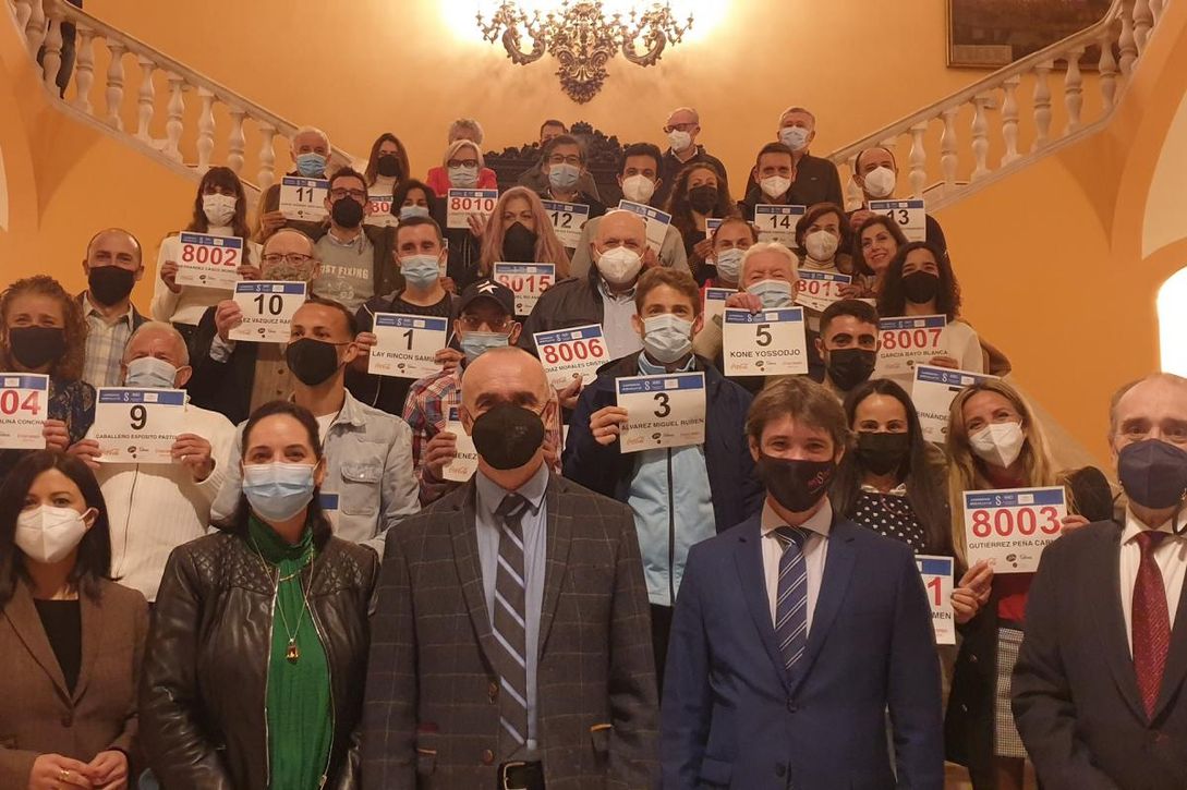 El alcalde entrega 30 dorsales de honor para los mejores del Circuito Sevilla10