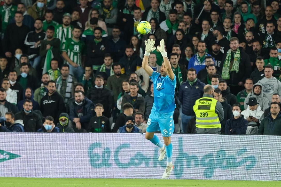 El futuro de Bravo en el Betis tras los nuevos rumores sobre su vuelta a Colo Colo