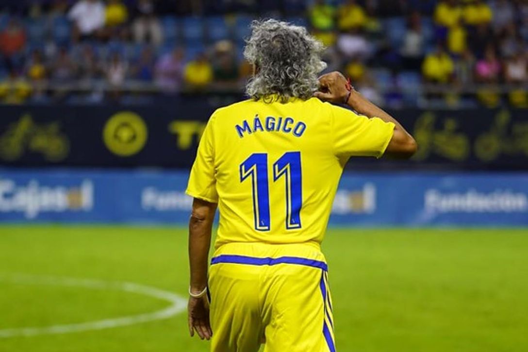 Arte callejero y un perrito caliente para homenajear al 'Mágico' González