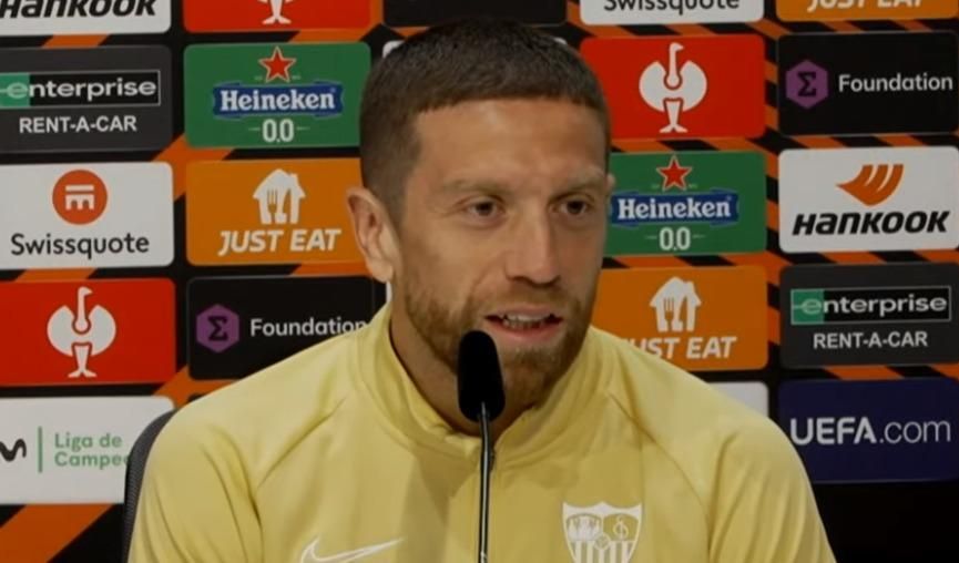 El Papu acalla los rumores: "Estoy muy contento aquí, me encanta el Sevilla FC y España"