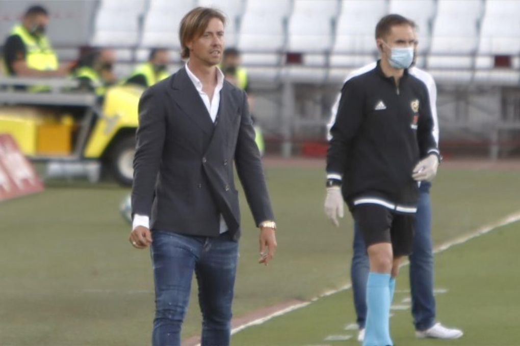 El árbitro protagonizó el fin de Guti como entrenador, en el VAR del Almería - Mirandés