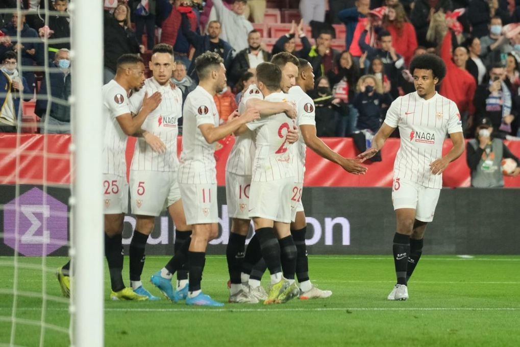 Sevilla FC 3-1 Dinamo Zagreb: El 'Papu' pone la música y Bono, las palmas