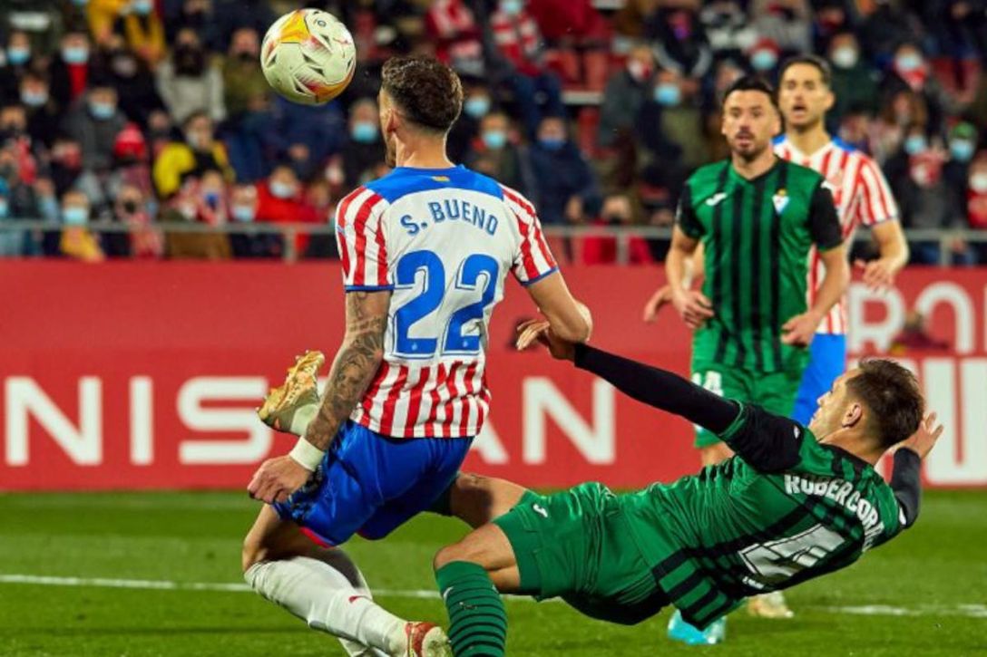 El Almería seguirá por detrás del Eibar, que gana gracias al arbitraje