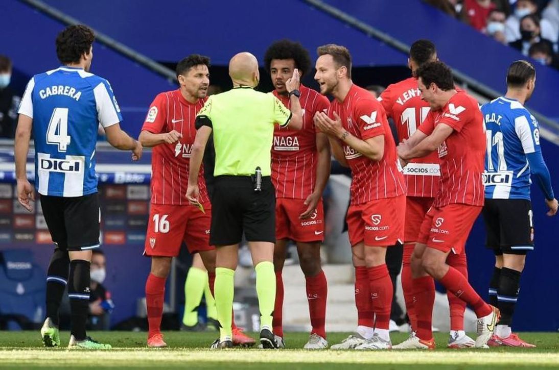 Lo que dice el acta de la roja a Koundé y la sanción que podría caerle
