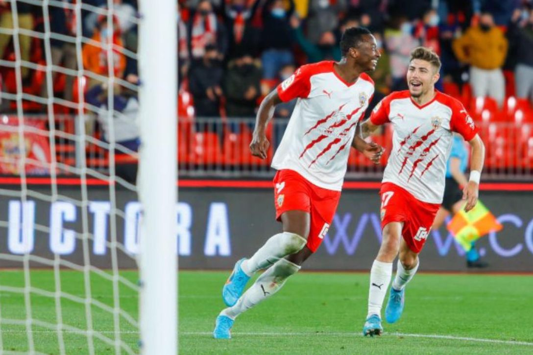 Almería 2-0 Mirandés: Sadiq Umar da un golpe sobre la mesa