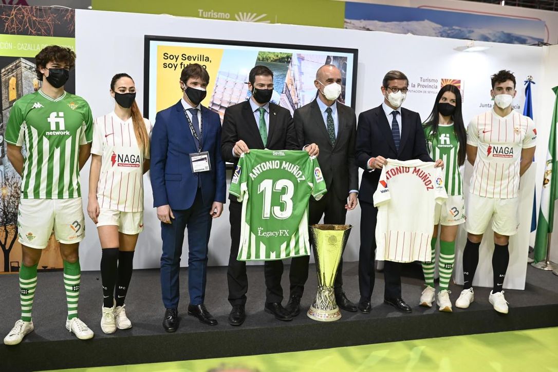 El alcalde da ejemplo: apasionado del Sevilla, admite que el Betis "juega mejor" y sueña con un triplete para la capital andaluza