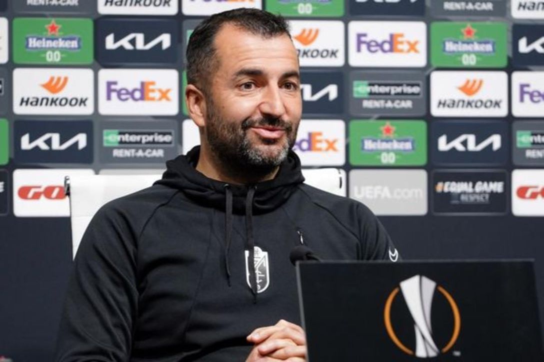 Bielsa no deja el banquillo del Leeds de momento, al que podría aspirar Diego Martínez