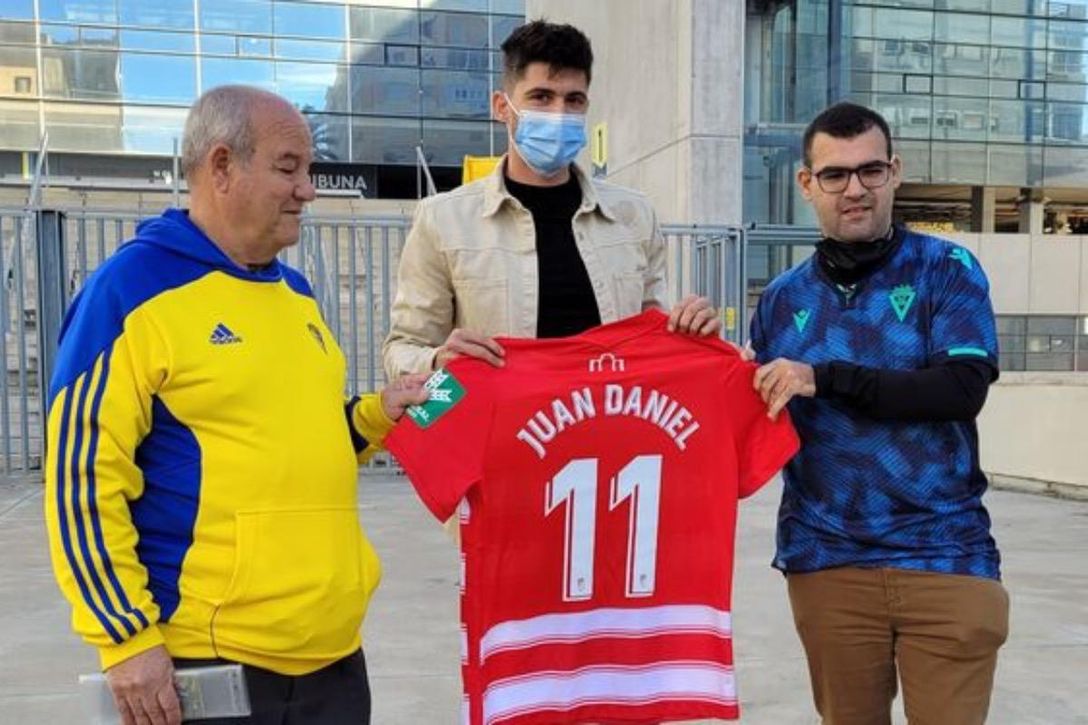 Los aficionados del Cádiz que se hicieron virales por su detalle con seguidores del Granada
