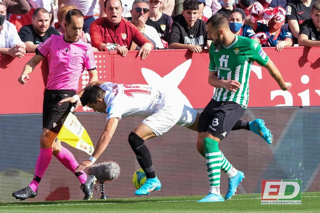 Acuña, sobre su entrada a Fekir: "Perdí la cabeza un momento, la amarilla está bien sacada"