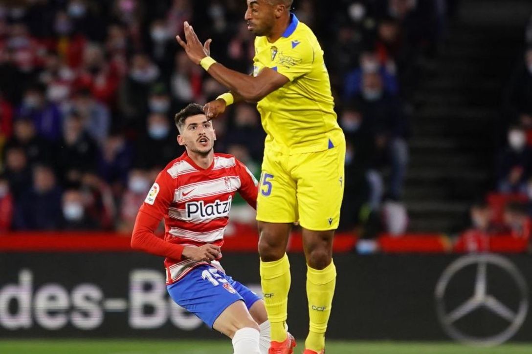 Carlos Neva condena el episodio de racismo con Carlos Akapo