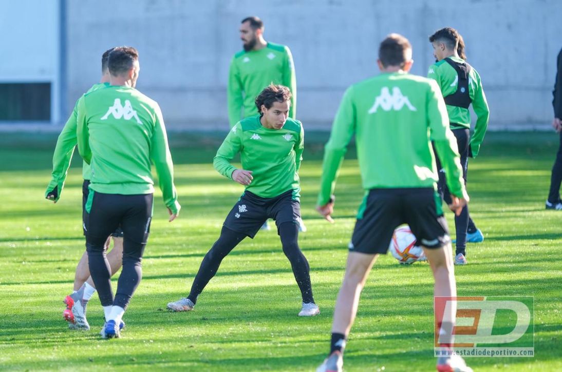 El Betis suma dudas tras la Copa y recupera dos piezas ante el Atlético