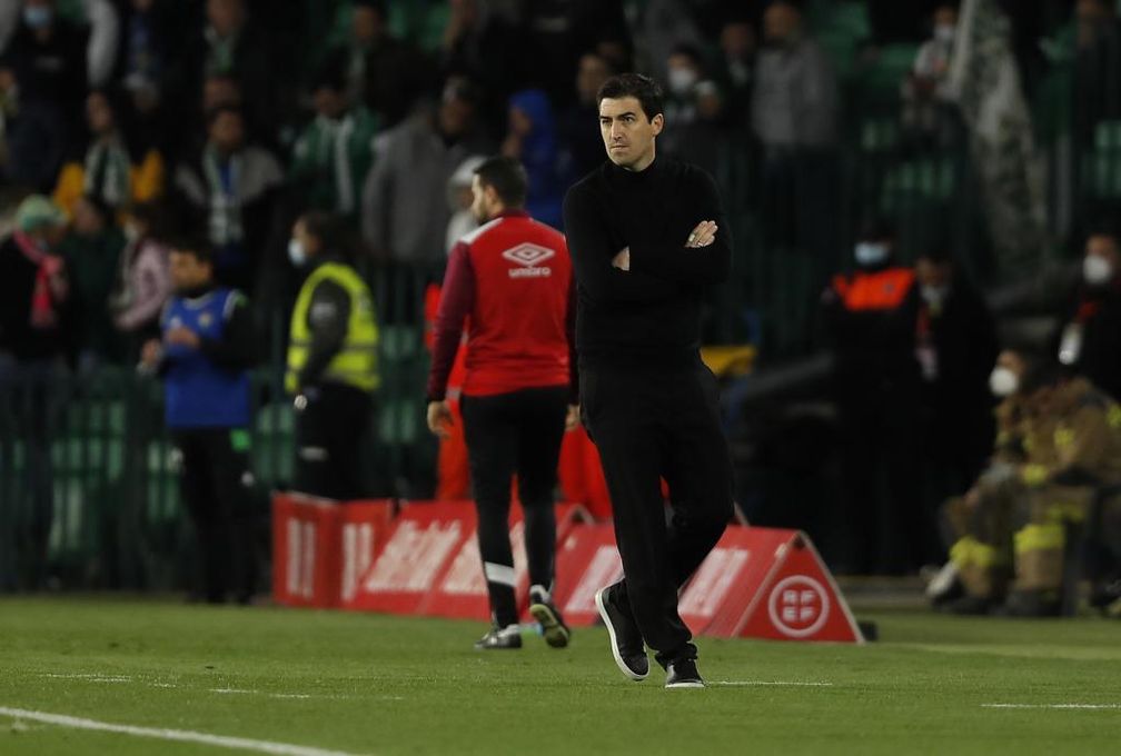 Iraola apela al palo ante el Betis para ganar en Cádiz