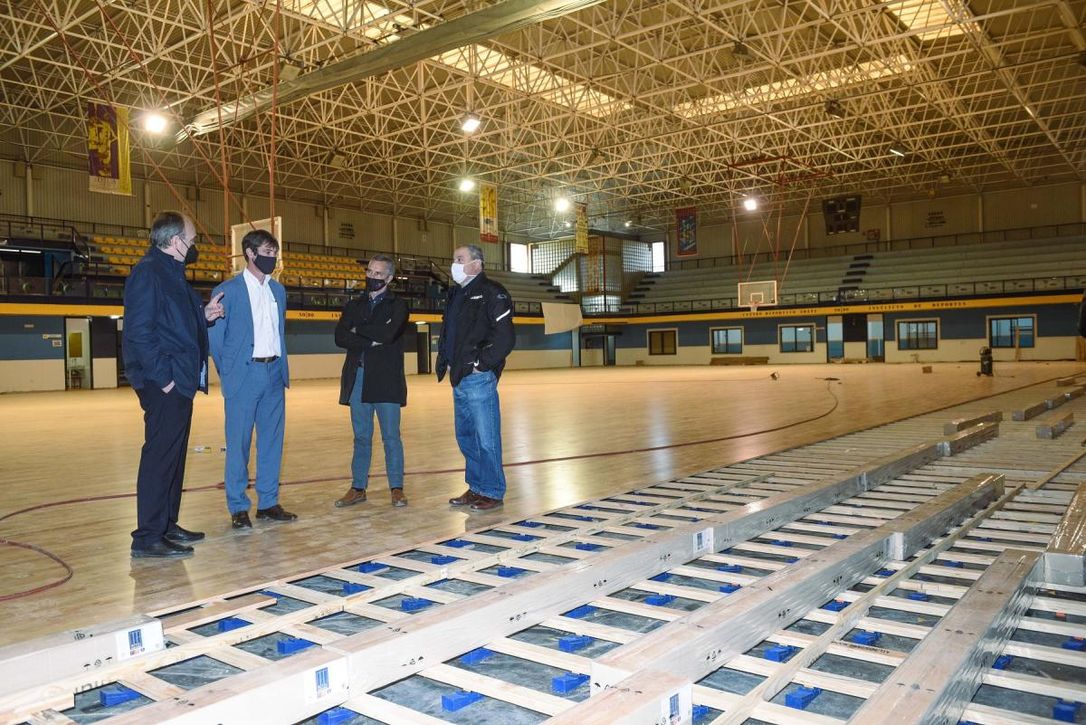 El Ayuntamiento de Sevilla renueva y mejora los parqués de cuatro pabellones deportivos municipales con una inversión de 450.000 euros